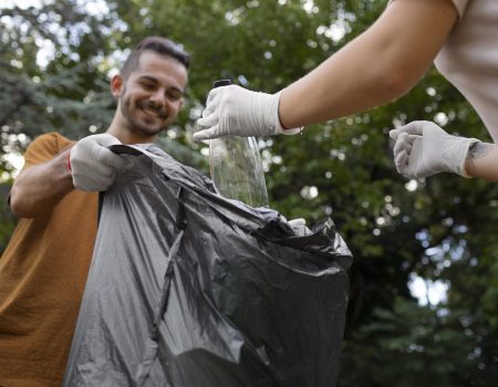 gente-limpiando-basura-de-la-naturaleza